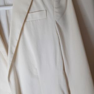 Club Monaco Jackets & Coats - Gorgeous single breasted blazer Club Monaco Jackets & Coats - Gorgeous single breasted blazer